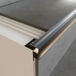 LED-porraslista Euroshrink 306A, alumiini, 12mm x 2.5m, mattahopea