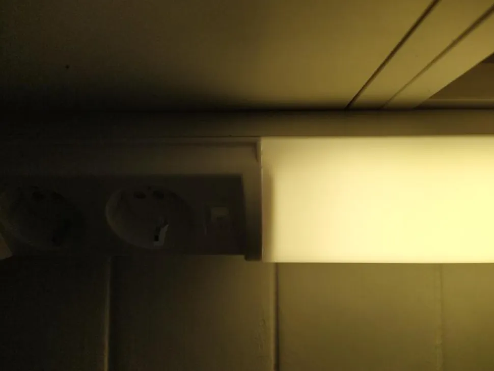 LED-työpistevalaisin Ensto Ali AL13418LED/DW 9W/8DW 907 mm 2x2-osainen pistorasia + kytkin valkoinen
