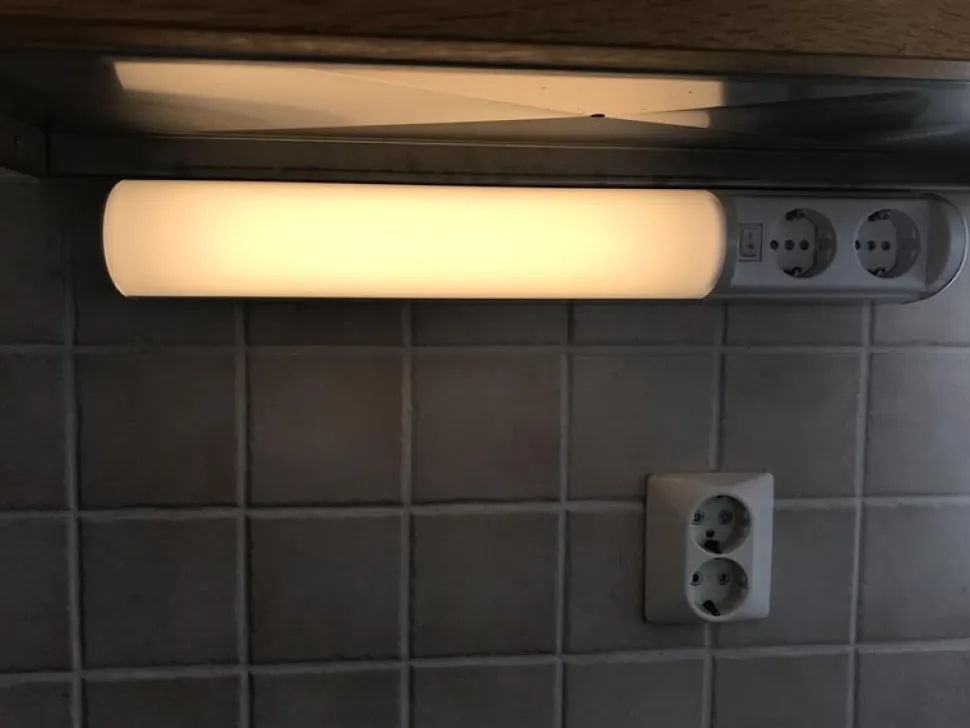 LED-työpistevalaisin Ensto Ali AL13211LED/DW 6W/8DW 475 mm 2-osainen pistorasia + kytkin valkoinen