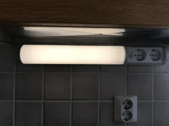 LED-työpistevalaisin Ensto Ali AL13211LED/DW 6W/8DW 475 mm 2-osainen pistorasia + kytkin valkoinen