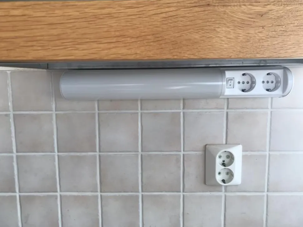 LED-työpistevalaisin Ensto Ali AL13211LED/DW 6W/8DW 475 mm 2-osainen pistorasia + kytkin valkoinen