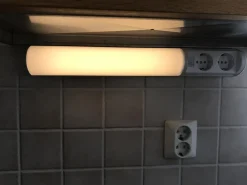 LED-työpistevalaisin Ensto Ali AL13211LED/DW 6W/8DW 475 mm 2-osainen pistorasia + kytkin valkoinen