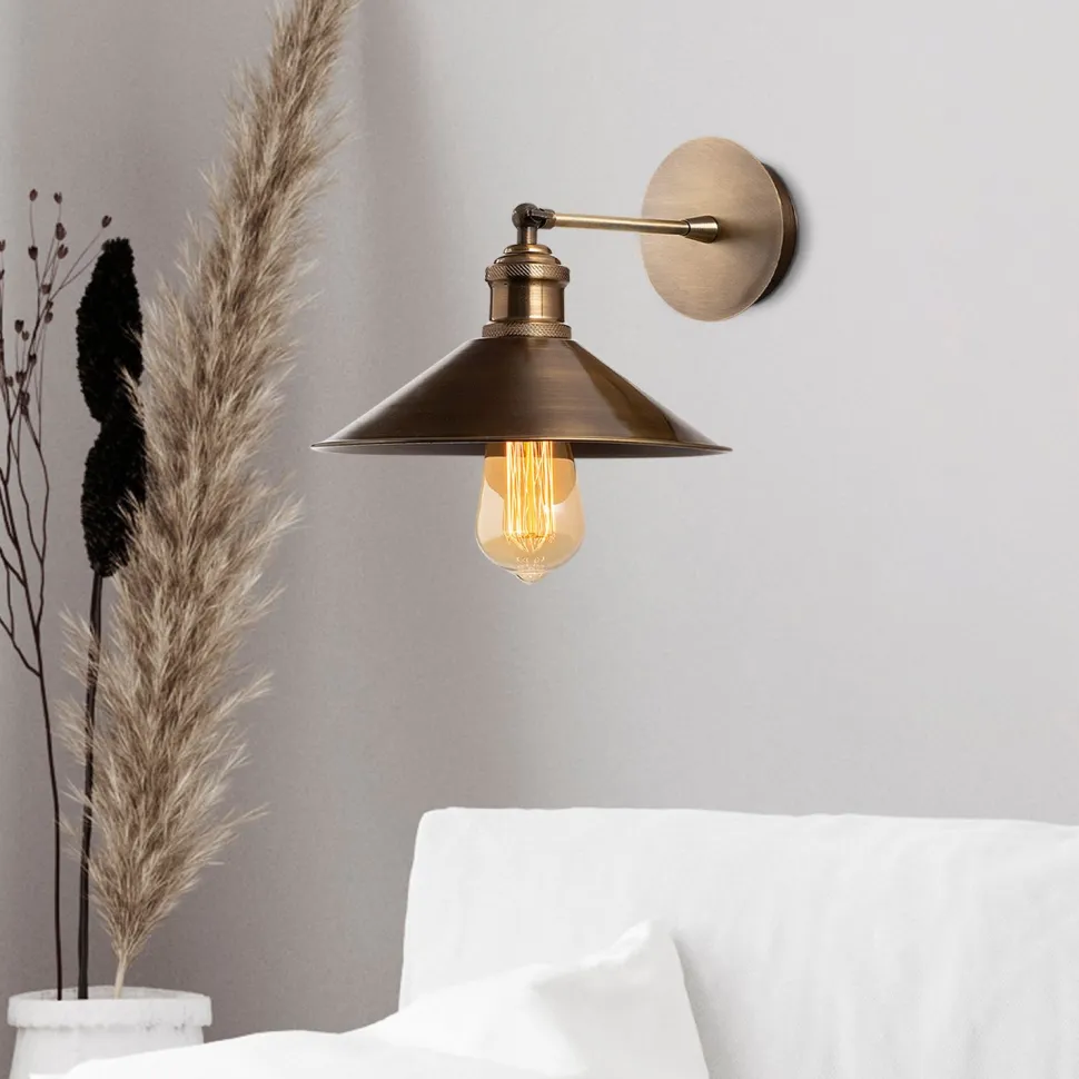 Seinävalaisin Linento Lighting Sivani, messinki