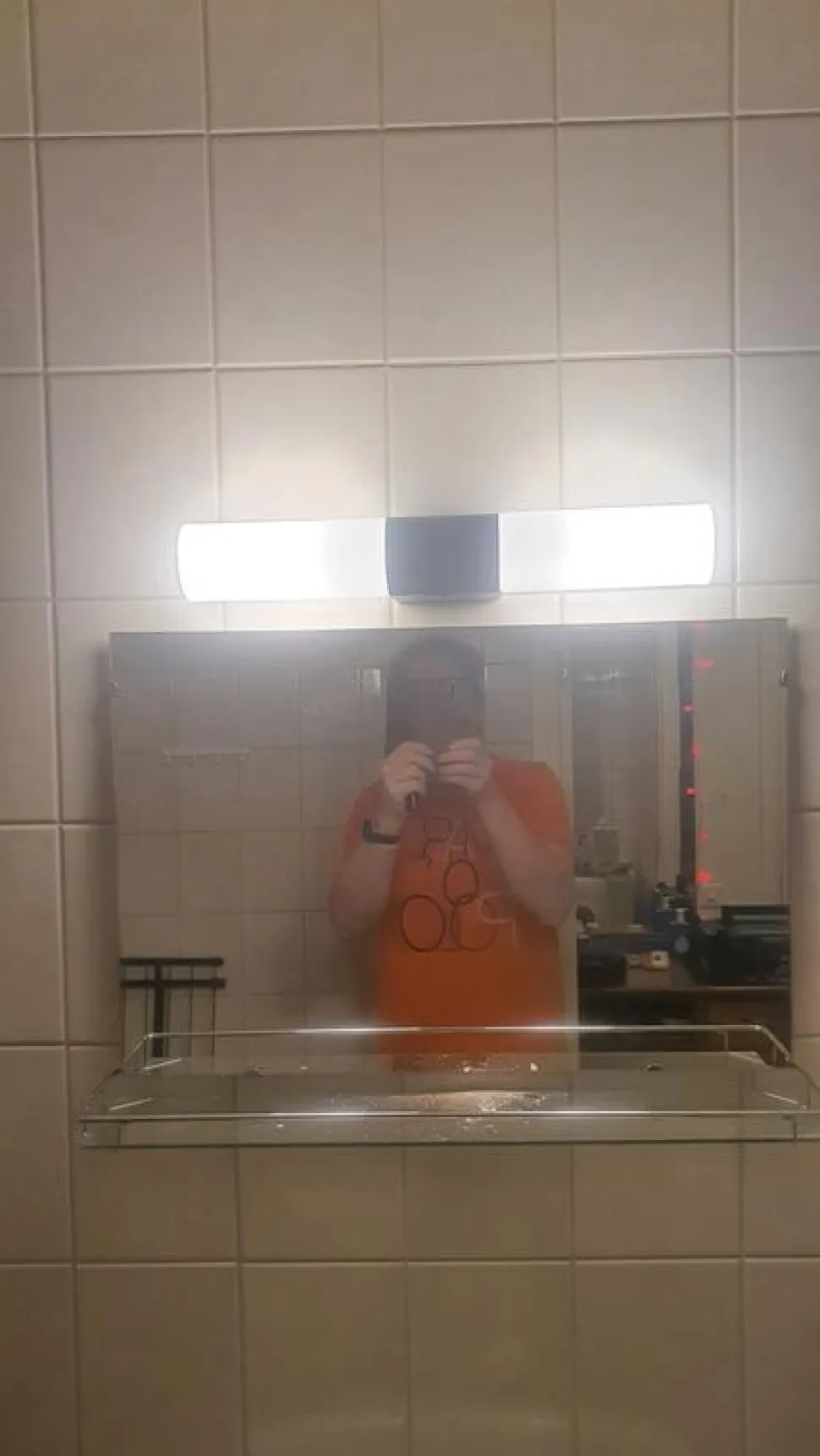 Seinävalaisin Aneta Lighting Cosenza 2-osainen pistorasialla IP44 musta
